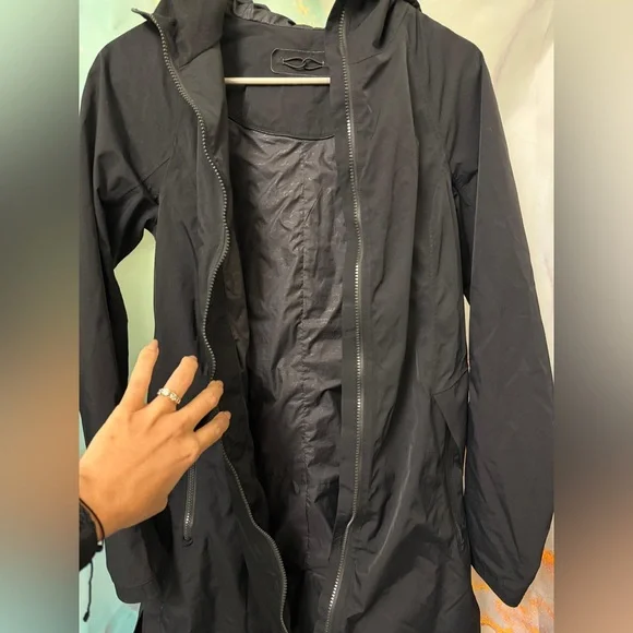 Lululemon Athletica Womens Rain Jacket in Black Sz: 6 - Picture 2 of 9